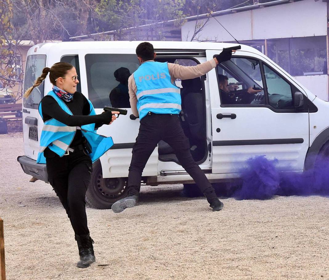 Yerli Lara Croft, karanlıkta hedefi 12'den vuruyor! Polis eğitmeni Nisa Aydın'ın müdahale teknikleri nefesleri kesiyor 27